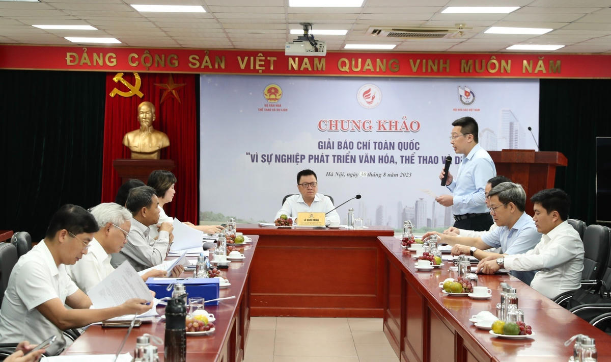 Hội đồng Chung khảo thực hiện công tác xét Giải.