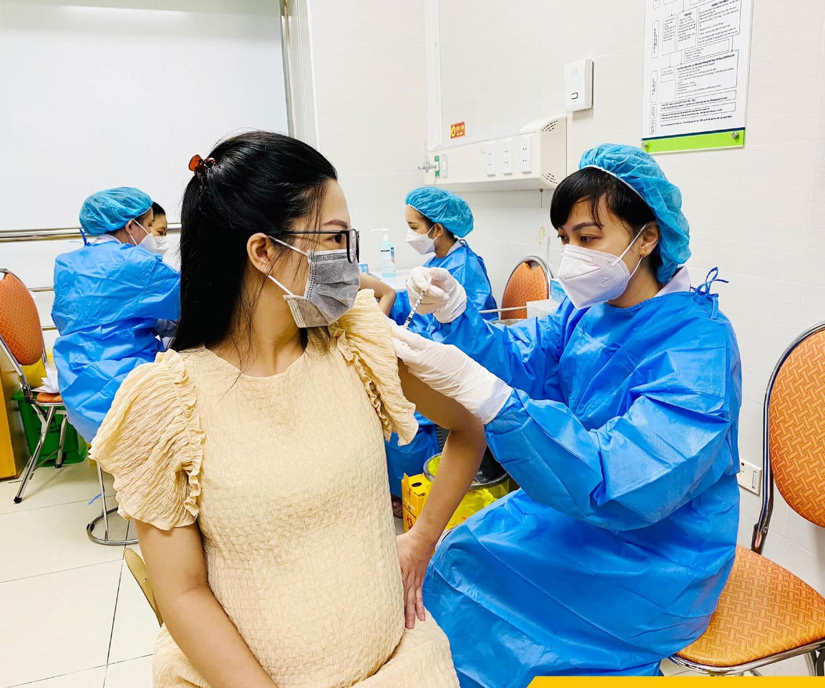 Tiêm vaccine ngừa Covid-19 cho người dân.