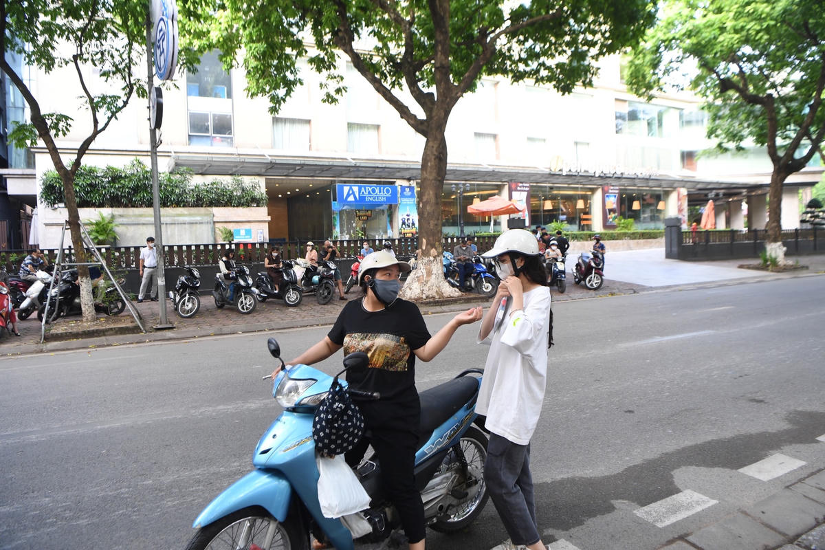 Ngày thi đầu tiên diễn ra trong điều kiện thời tiết thuận lợi, không quá nóng bức. Ghi nhận tại các điểm thi, phụ huynh đưa con đến dự thi từ rất sớm.