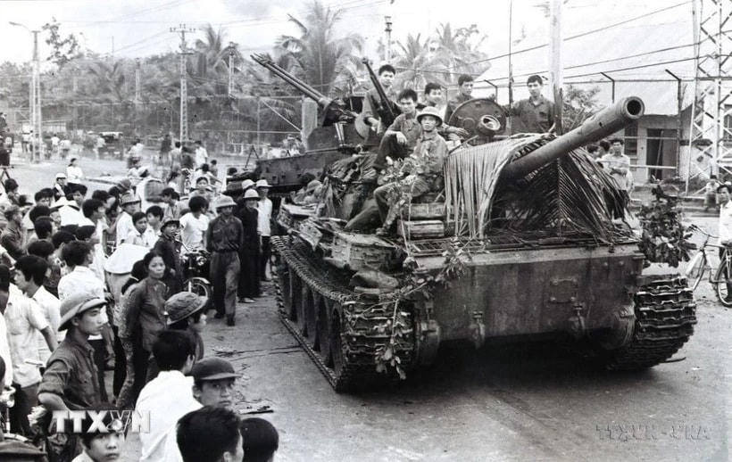 Xe tăng quân Giải phóng tiến vào giải phóng Nha Trang (Khánh Hòa), ngày 2/4/1975. (Ảnh: Tư liệu TTXVN)