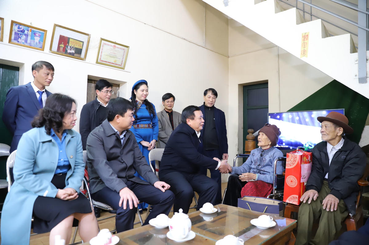 Đoàn công tác đến thăm, tặng quà Mẹ Việt Nam anh hùng Hoàng Thị Sinh (ở thôn Tùng Cầu, xã Vô Ngại, huyện Bình Liêu).