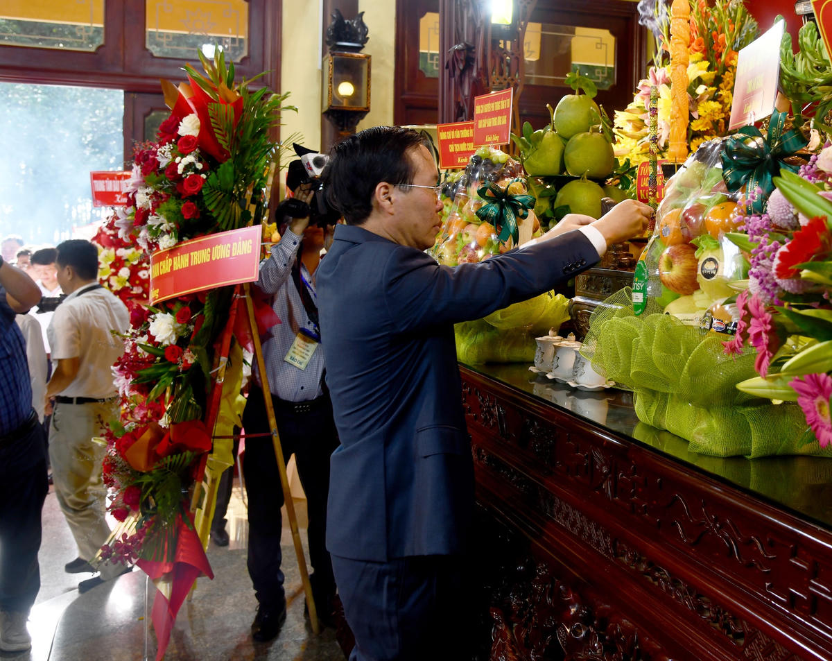 Chủ tịch nước Võ Văn Thưởng dâng hương tưởng niệm Chủ tịch Tôn Đức Thắng.