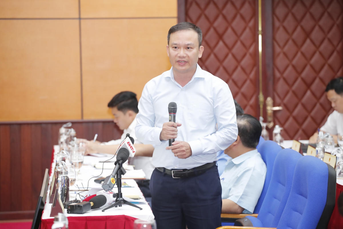 Ông Nguyễn Hồng Minh, Phó Cục trưởng Cục Thể dục thể thao trả lời tại họp báo. 