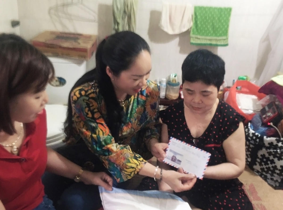 Bà Vũ Thị Hương (ở giữa) trao quà hỗ trợ hộ nghèo có hoàn cảnh khó khăn.