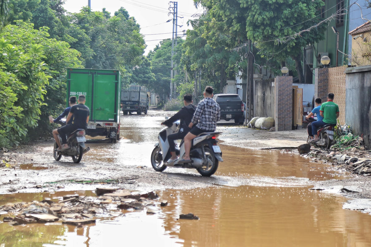Người dân phải lạng lách tránh các ổ gà, ổ voi.
