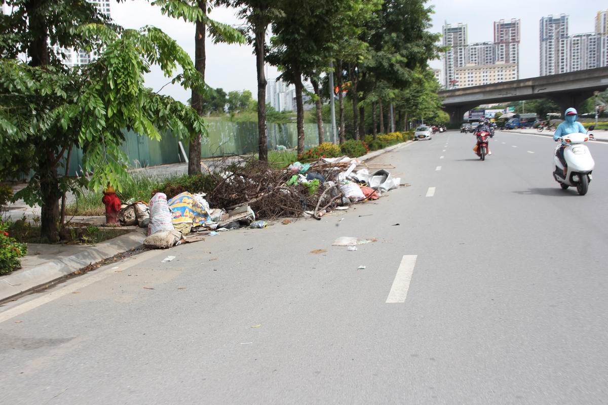 Tuy nhiên, sau 2 năm đưa vào sử dụng tuyến đường này trông rất nhếch nhác, trở thành nơi kinh doanh buôn bán, đổ trộm rác thải sinh hoạt và xây dựng.