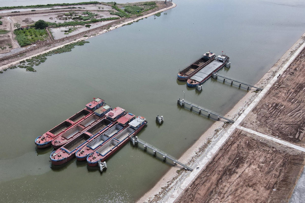  Khu chờ tàu gồm 2 khu, trong đó đầu Âu tàu phía sông Ninh Cơ có 7 trụ neo, 3 cầu bộ hành; đầu Âu tàu phía sông Đáy có 7 trụ neo, 3 cầu bộ hành. Trọng tải phương tiện được phép đi qua âu: đến 3.000 DWT.