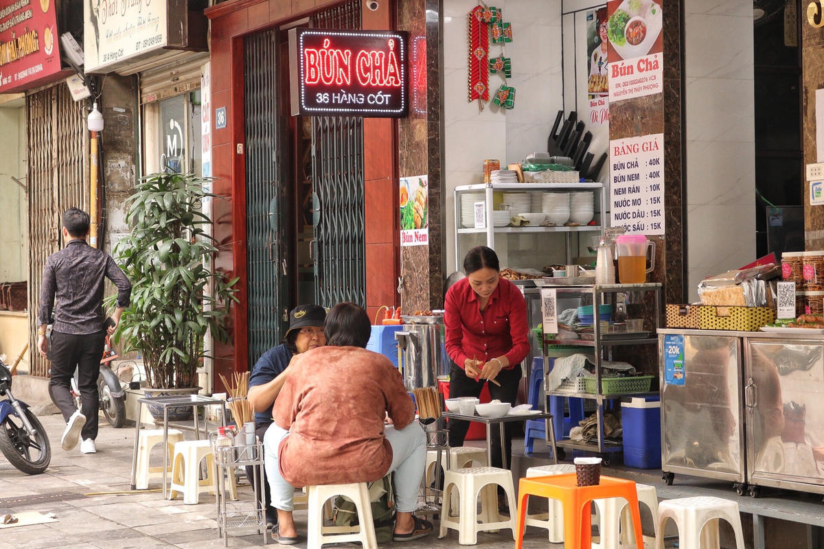Hà Nội: Vi phạm vỉa hè, lòng đường tái diễn tại quận trung tâm
