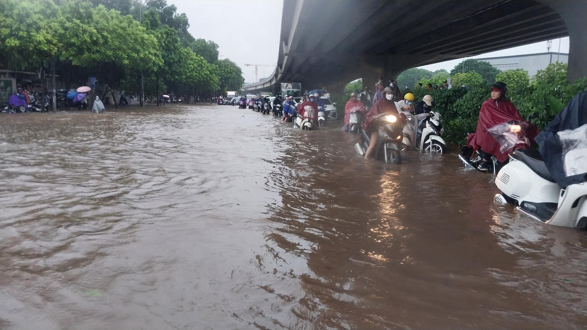 Hà Nội: Sau cơn mưa lớn, một số đường phố thành sông