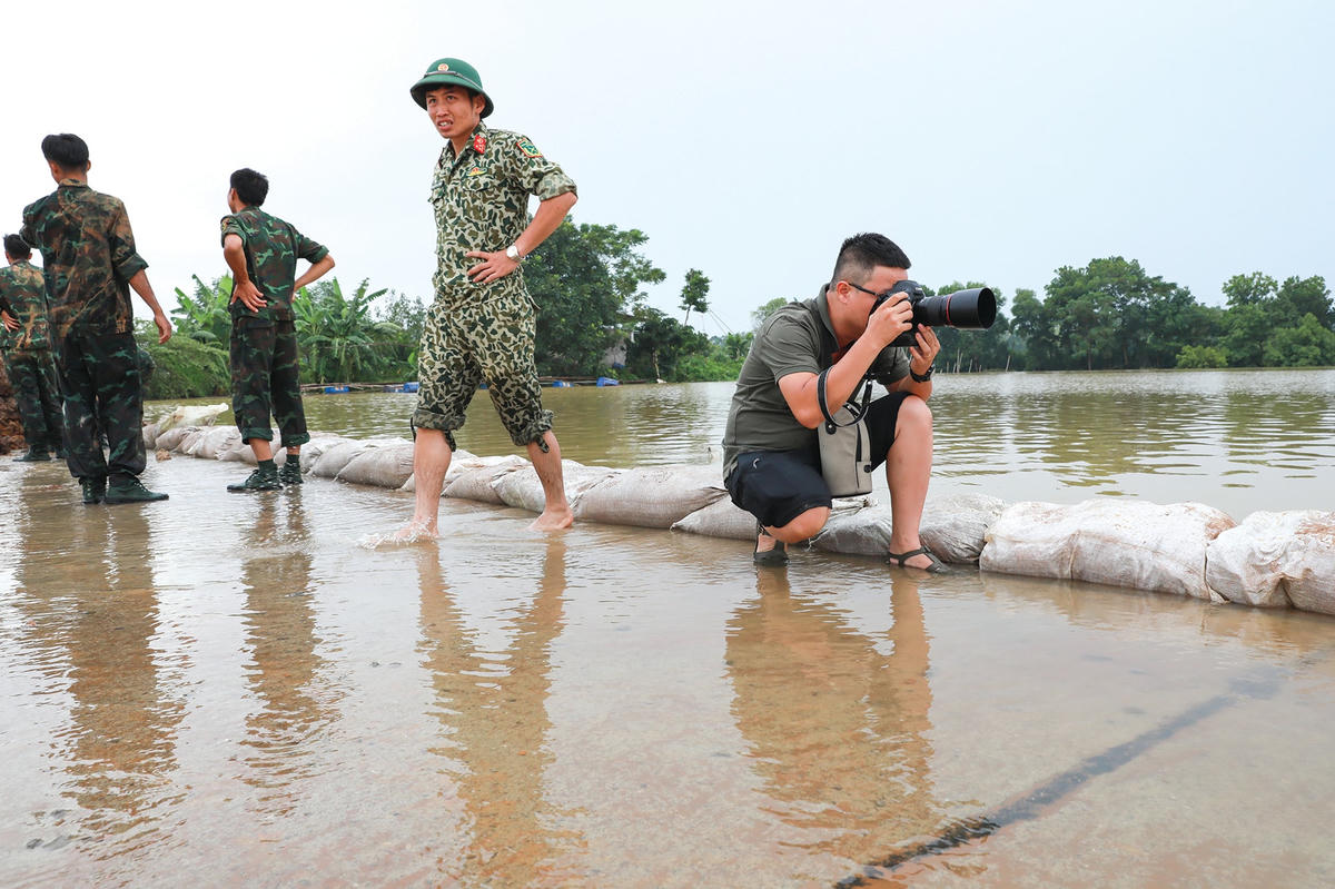 Tác nghiệp tại vùng bị ngập lụt ở Chương Mỹ, Hà Nội.  