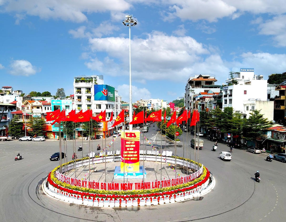 Hướng tới kỷ niệm Ngày thành lập tỉnh Quảng Ninh, ngay từ đầu tháng 10, trên các tuyến phố đều được trang hoàng cờ hoa rực rỡ.