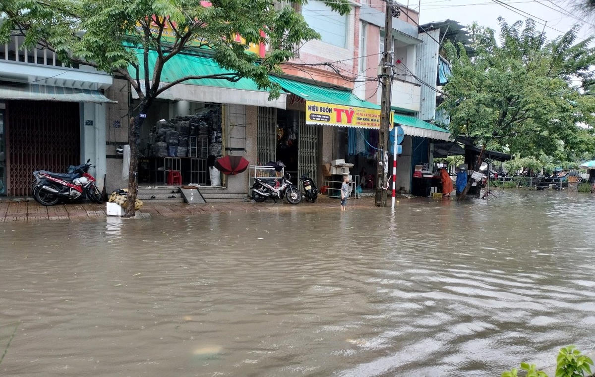 Tuyến đường dẫn vào chợ Tam Kỳ ngập nước.