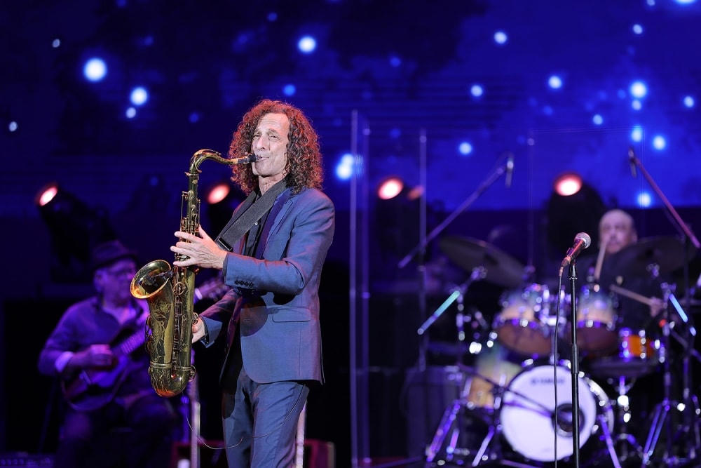 Kenny G trở lại sau 8 năm với dáng vẻ quen thuộc, mái tóc xoăn và cây kèn saxophone đã thành thương hiệu. Ảnh: BTC cung cấp.