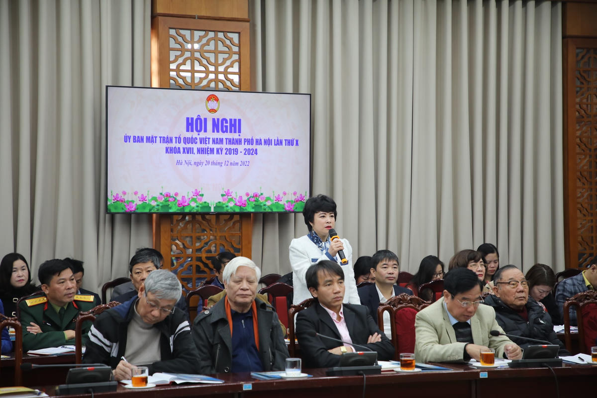 Các đại biểu trao đổi, thảo luận tại hội nghị.