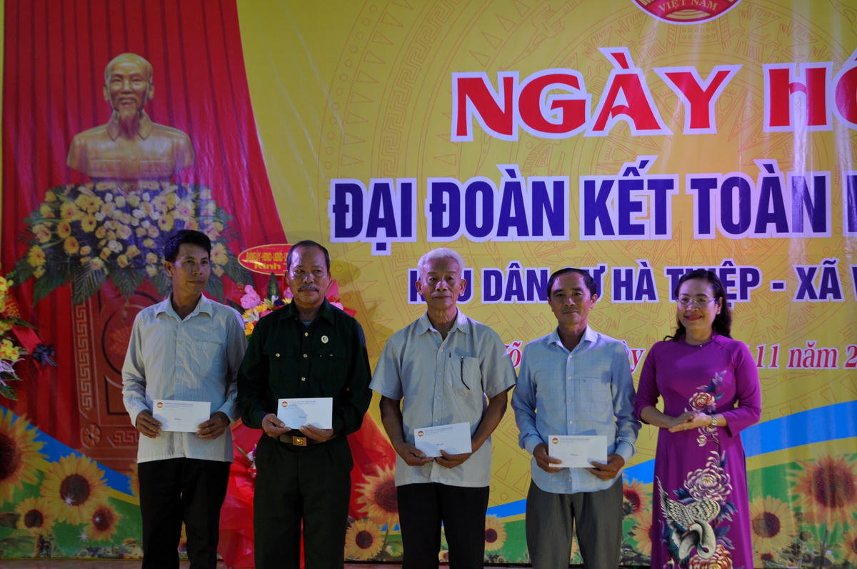 Khen thưởng các hộ gia đình có nhiều đóng góp trong thực hiện các phong trào, CVĐ ở thôn Hà Thiệp.
