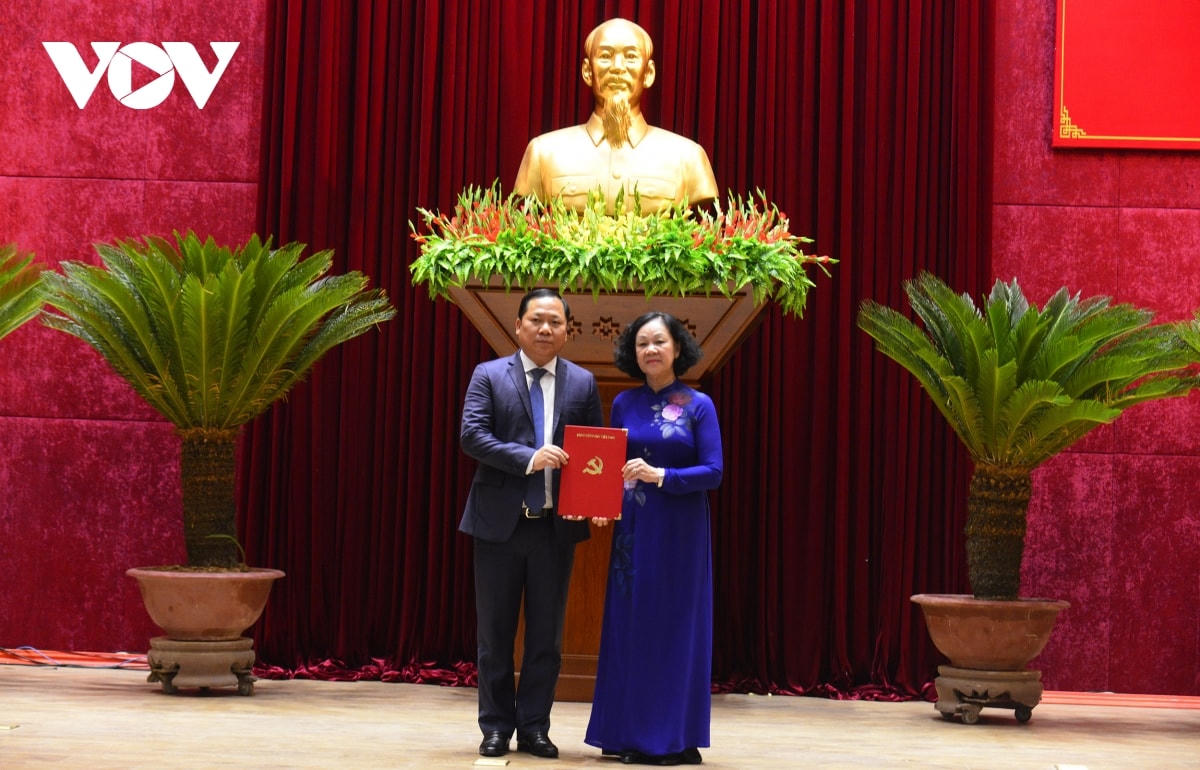 Bà Trương Thị Mai, Ủy viên Bộ Chính trị, Bí thư Trung ương Đảng, Trưởng ban Tổ chức Trung ương trao Quyết định của Bộ Chính trị cho ông Nguyễn Phi Long. Ảnh: VOV.vn.