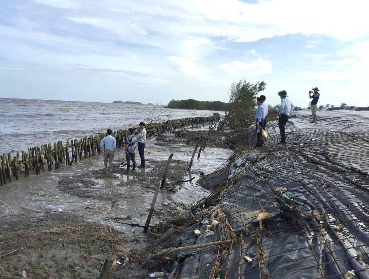 Kè khẩn cấp bảo vệ đê đoạn từ cống Kênh Mới về phía Đá Bạc (huyện Trần Văn Thời, Cà Mau). Ảnh: TTXVN.