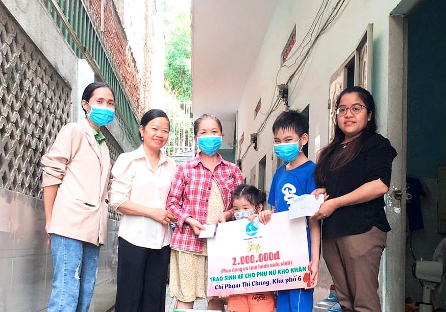 Bà Nguyễn Ngọc Lan Anh (ngoài cùng bên phải) trao sinh kế cho hội viên phụ nữ có hoàn cảnh khó khăn trên địa bàn phường Phú Lợi.