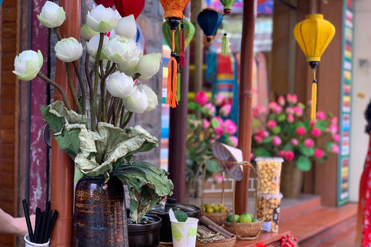 Một số gian hàng bày bán trà được trang trí mang hơi thở truyền thống đậm nét của người Hà Nội xưa.