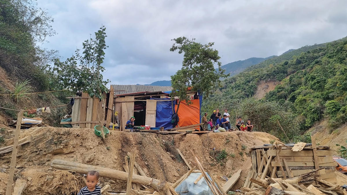 Khung cảnh hoang tàn vẫn bắt gặp tại xã Tà Cạ sau cơn lũ đi qua. Ảnh: Điền Bắc.  