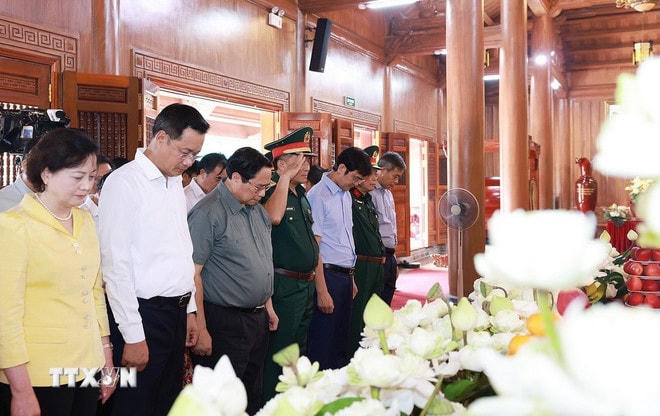 Thủ tướng Phạm Minh Chính dâng hương tưởng niệm tại Đền thờ Bác Hồ và các Anh hùng liệt sỹ tỉnh Quảng Trị. (Ảnh: Dương Giang/TTXVN) ttxvn-2707-thu-tuong-dang-huong-liet-sy-2.jpg
