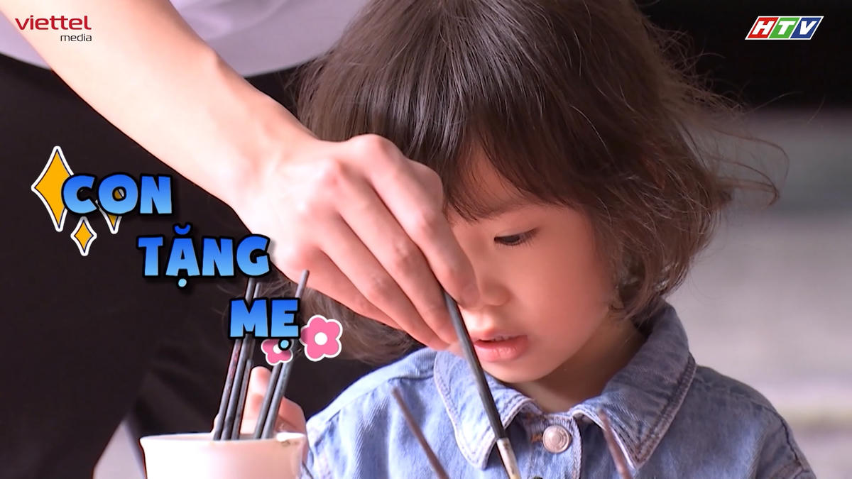 CiCi thích thú vẽ tranh tặng mẹ. 