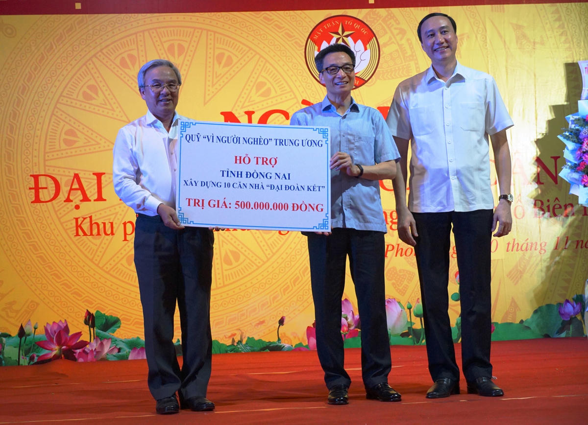 Phó Thủ tướng Chính phủ Vũ Đức Đam và Phó Chủ tịch UBTƯ MTTQ Việt Nam Phùng Khánh Tài trao bảng tượng trưng hỗ trợ cho tỉnh Đồng Nai 10 căn nhà Đại đoàn kết. Ảnh: Mạnh Thìn.