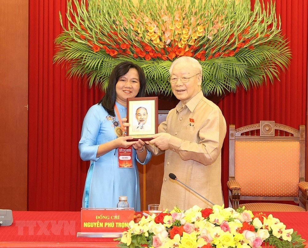 Tổng Bí thư Nguyễn Phú Trọng tặng bức chân dung Bác Hồ cho đại biểu điển hình tiêu biểu toàn quốc. Ảnh: Trí Dũng/TTXVN.