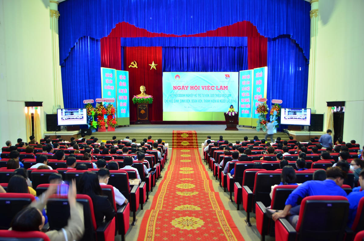 Quang cảnh ngày hội việc làm.