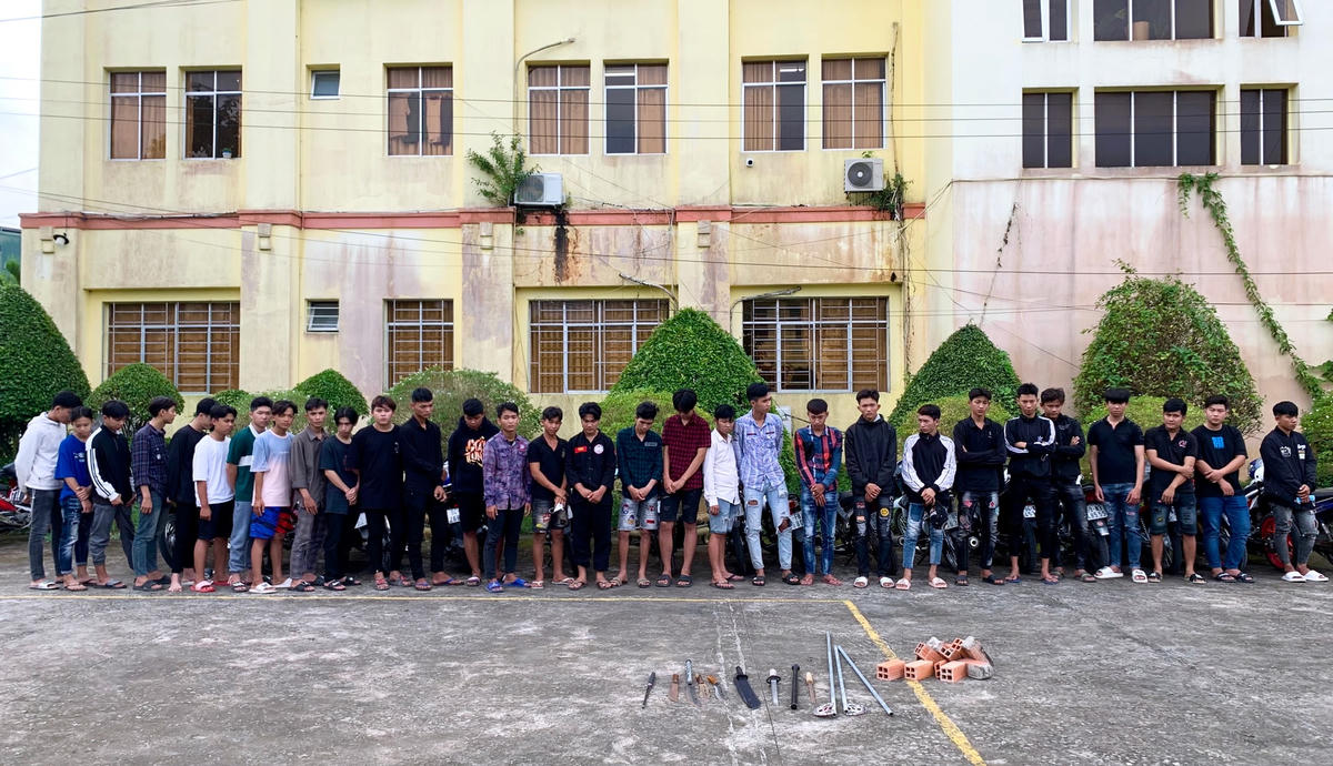 Công an kịp thời ngăn chặn 30 thanh thiếu niên mang theo hung khí chuẩn bị đánh nhau.