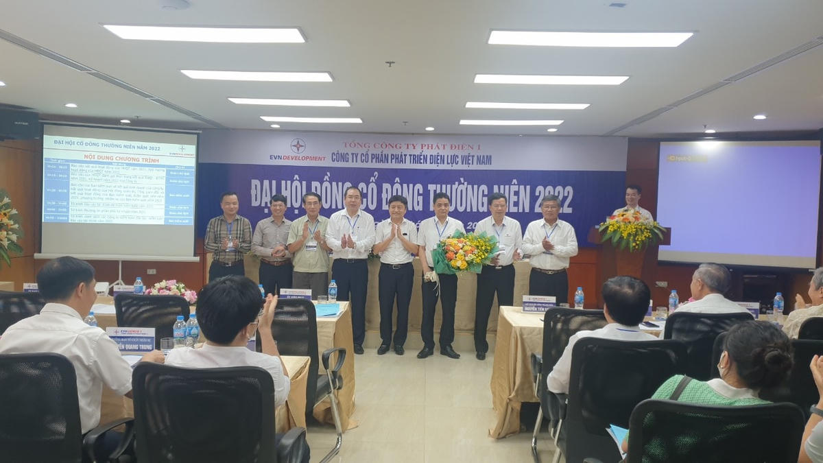 Chủ tịch HĐTV EVNGENCO1 tặng hoa HĐQT nhiệm kỳ mới.