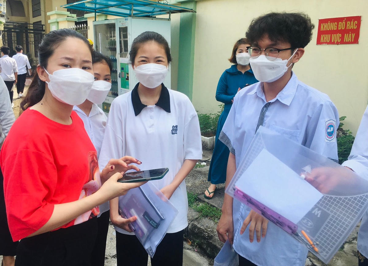 Các thí sinh tại điểm thi trường THCS Trọng Điểm bày tỏ sự vui mừng sau khi hoàn thành môn thi đầu tiên.