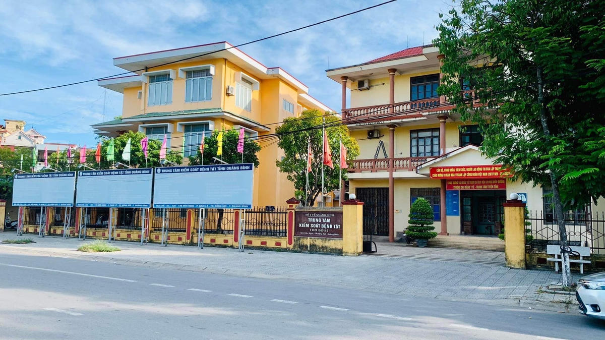 Giám đốc CDC Quảng Bình bị kỷ luật cảnh cáo vì vi phạm trong thực hiện đấu thầu, mua sắm trang thiết bị y tế, vật tư tiêu hao, hóa chất, sinh phẩm phòng, chống dịch Covid-19.