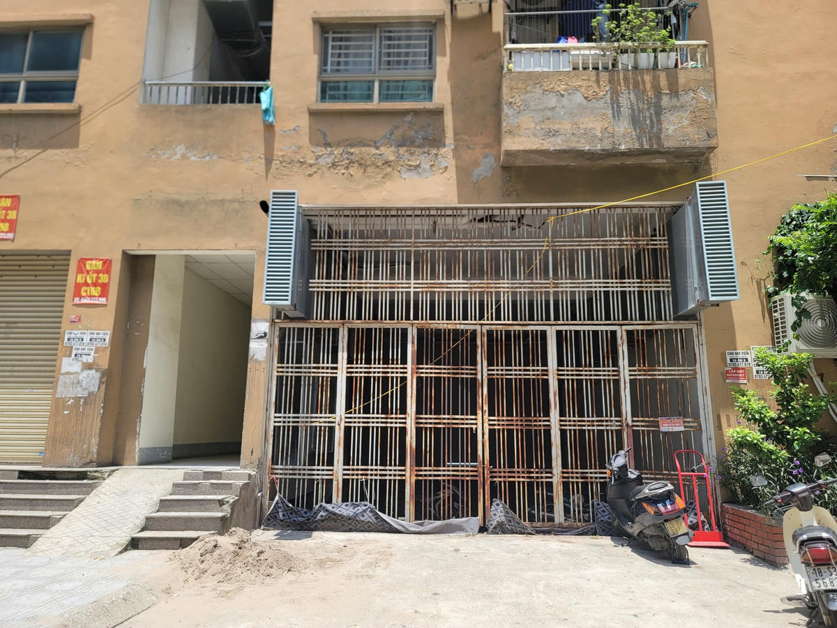 Nhiều lối xuống tầng hầm bị đóng kín cố định. Tầng hầm của cả 3 toà nhà chỉ còn mở 2 lối lên xuống hầm.