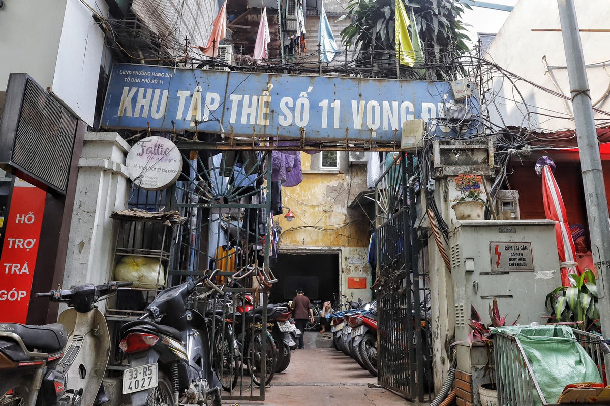 Cách hồ Hoàn Kiếm chưa đầy 200 m, khu tập thể số 11 Vọng Đức còn được gọi là tập thể Điện cơ cũ được xây dựng gần 60 năm đã xuống cấp nghiêm trọng.
