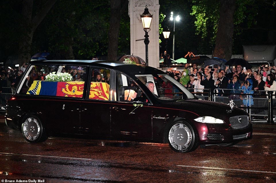 Vua Charles và Hoàng hậu Camilla cảm ơn người dân tại Cung điện Buckingham