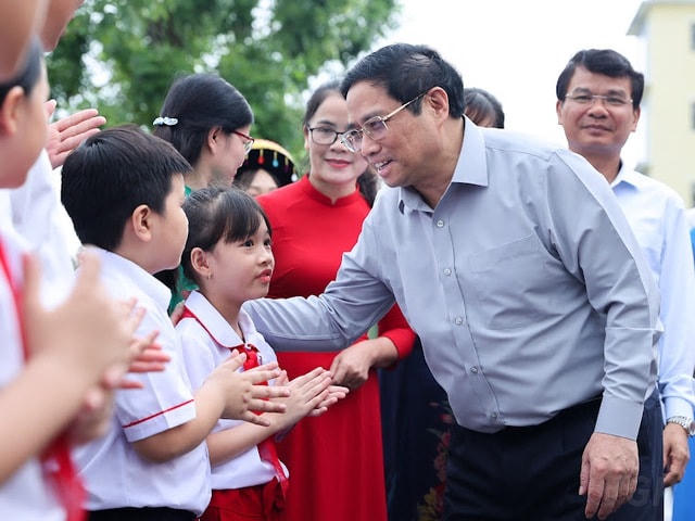 Thủ tướng Phạm Minh Chính thăm hỏi các em học sinh Trường Tiểu học Nguyễn Du.