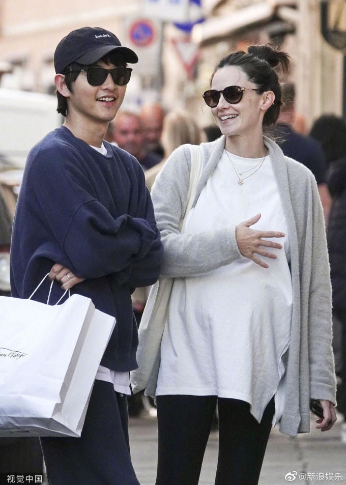 Song Joong Ki kết hôn với diễn viên Katy Louise Saunders vào đầu năm nay.