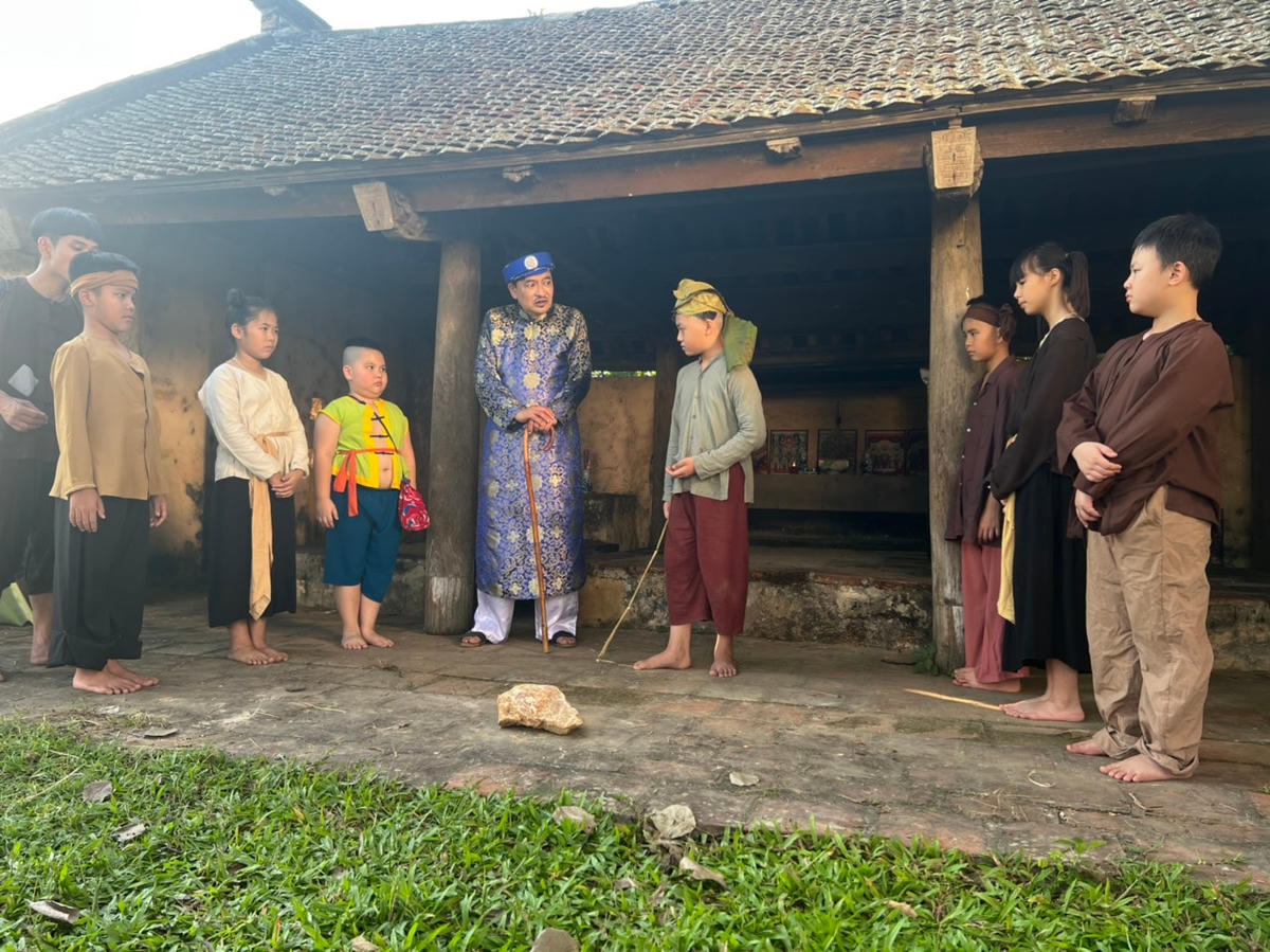 NSND Quốc Anh (áo xanh) đảm nhận vai Phú ông trong phim.