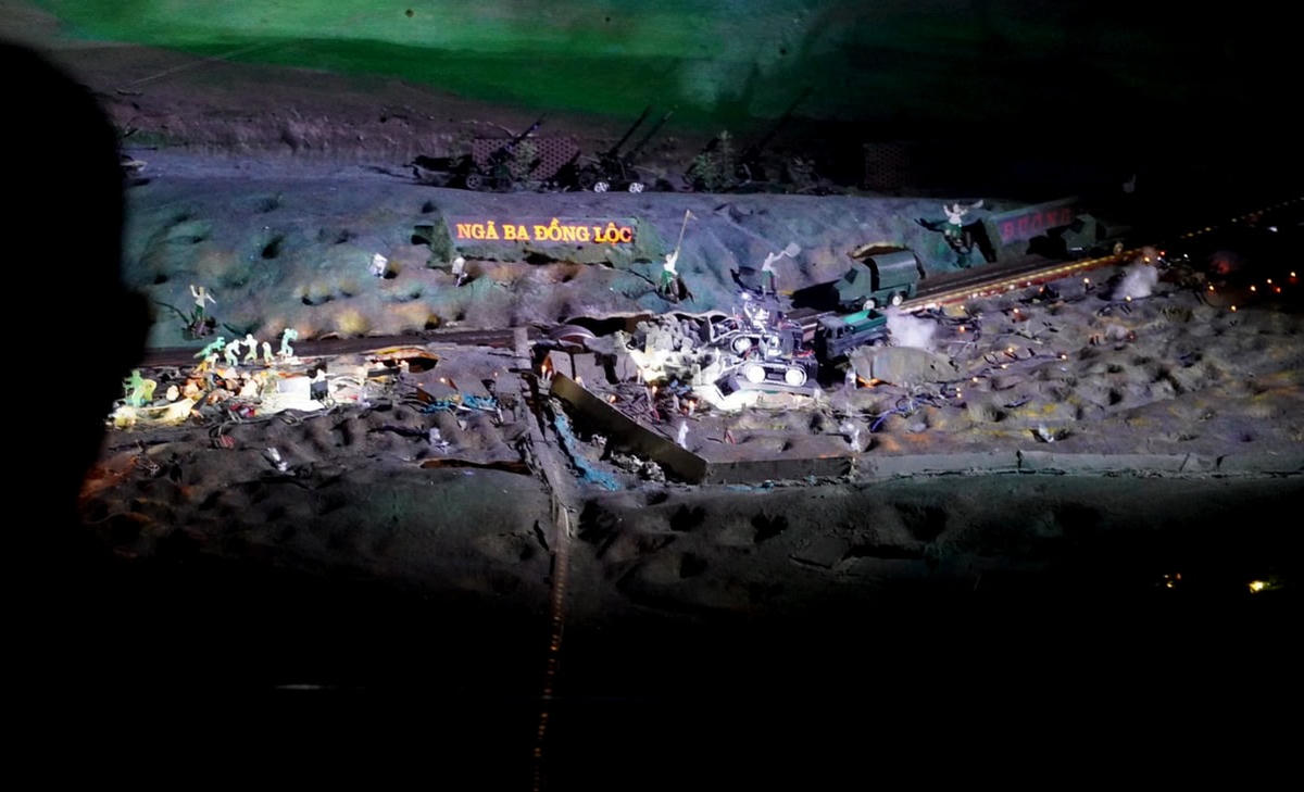 Câu chuyện về “tọa độ lửa” Ngã ba Đồng Lộc cùng những trận đánh ác liệt được tái hiện sống động bằng sa bàn tại bảo tàng.