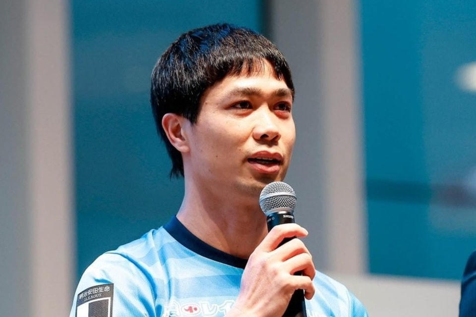 Công Phượng phát biểu bài ra mắt CLB mới bằng tiếng Anh. Ảnh: Yokohama FC.