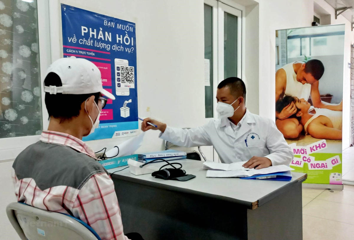 Một bệnh nhân khám và lấy thuốc tại Trung tâm Y tế quận Nam Từ Liêm (Hà Nội). Ảnh: Vietnam+.