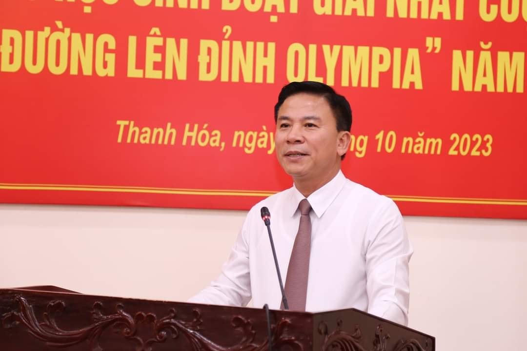 Ông Đỗ Trọng Hưng, Bí thư Tỉnh ủy Thanh Hóa chúc mừng em Lê Xuân Mạnh đã giành vòng nguyệt quế lần đầu tiên cho tỉnh nhà.
