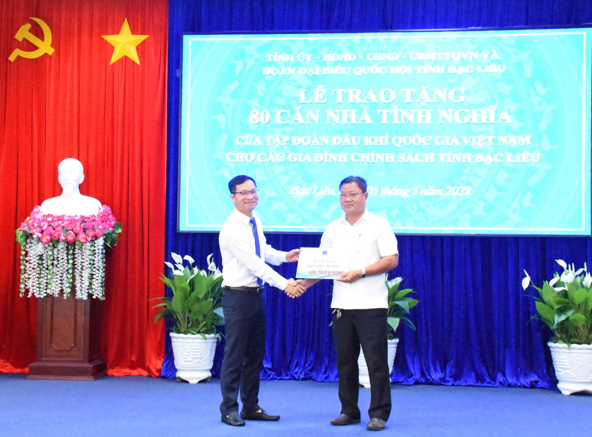 Ông Nguyễn Trung Kiên, Giám đốc Công ty Bao bì Dầu khí Việt Nam trao tượng trưng tặng 200 xe đạp cho học sinh tỉnh Bạc Liêu. (Ảnh: Hoàng Lam).