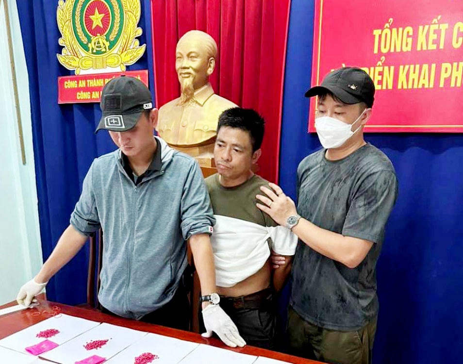 Đối tượng Trương Đình Bôn (ở giữa).