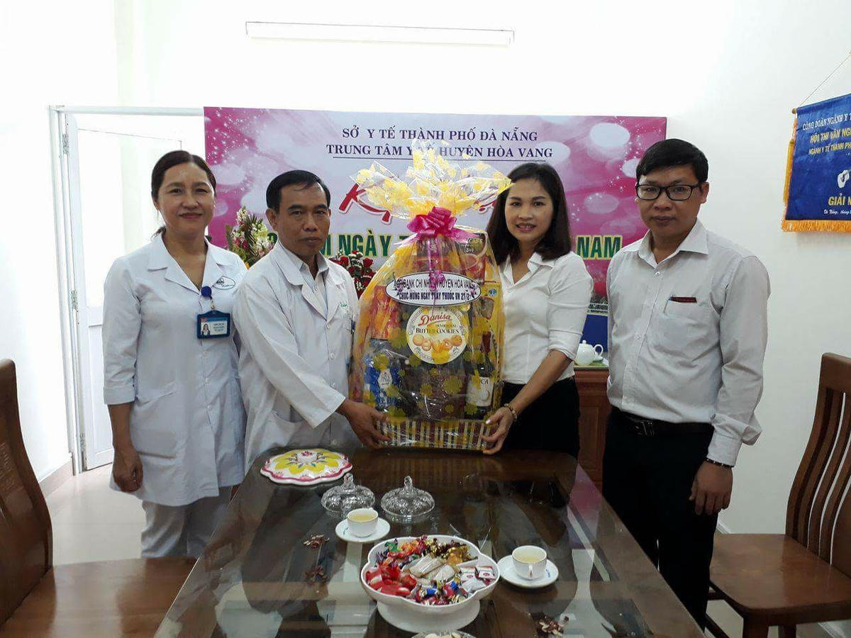 Tập thể y, bác sĩ tại Trung tâm Y tế huyện Hòa Vang nhận hoa chúc mừng nhân Ngày Thầy thuốc Việt Nam 27/2.