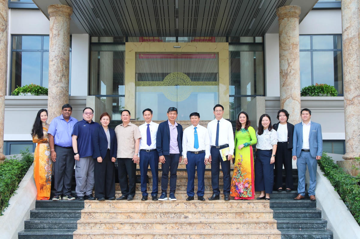 Đoàn đại biểu cấp cao Hiệp hội Nhân dân Singapore chụp ảnh lưu niệm tại Quận ủy Tây Hồ. Ảnh: Trung Quân.