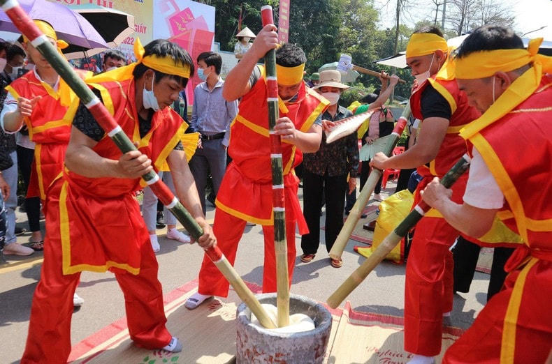 Hội thi giã bánh dày được tổ chức hằng năm tại Lễ hội Đền Hùng.