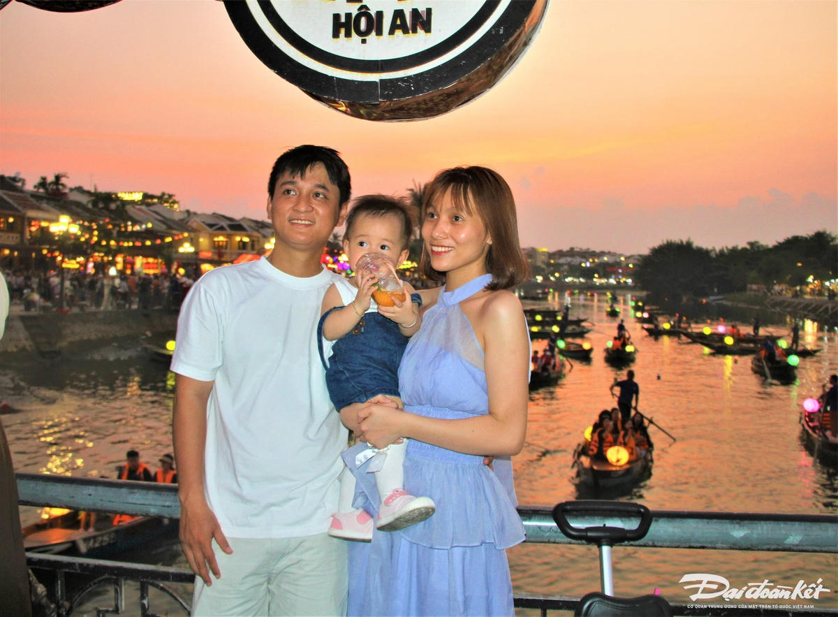 Một cặp vợ chồng check in trên cầu An Hội.