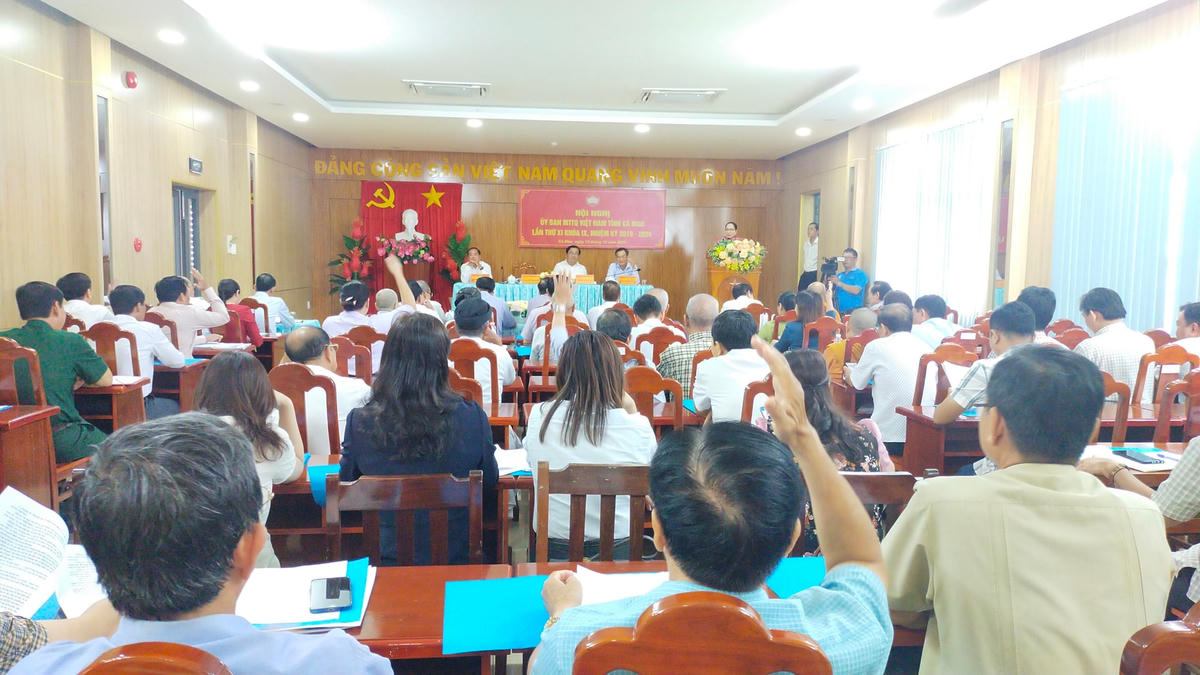 Hội nghị tiến hành giới thiệu hiệp thương cử bổ sung 3 vị Ủy viên Ủy ban MTTQ Việt Nam tỉnh.